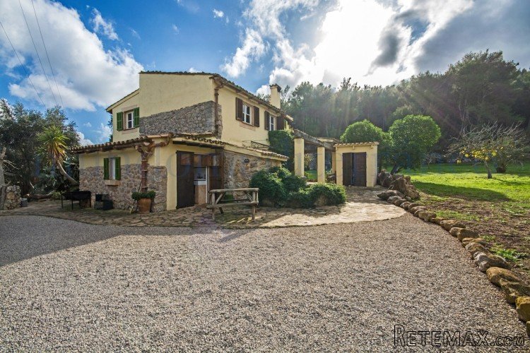 Charmful and lovely old finca, partly renovated by actual..