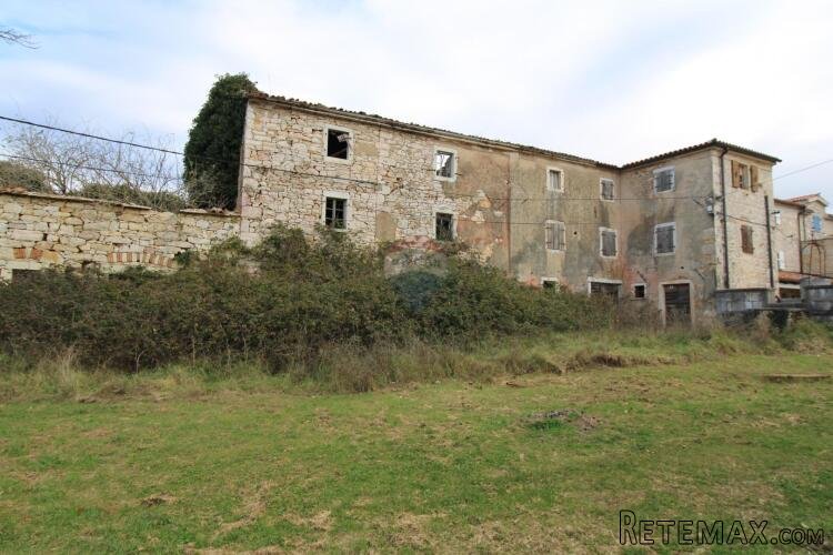 Istra, Vižinada-Kompleks starih kamenih kuća s pogledom na m