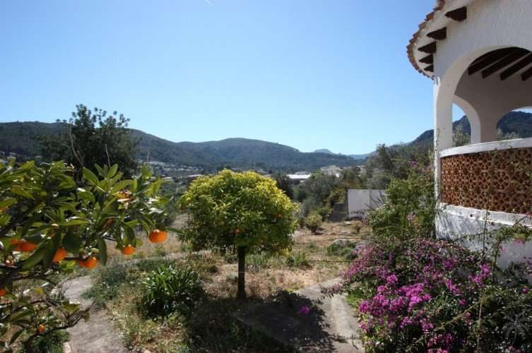 South facing, single storey, 3 bedroom villa with garage.. - 2