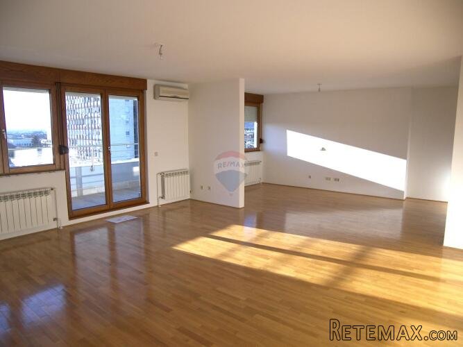 Zagreb, Trešnjevka, stan 4SS+DB+3PM, površine 159m2 - 2