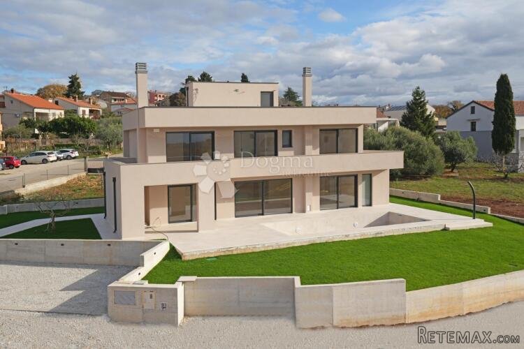 MODERNA VILA S BAZENOM U NASELJU NEDALEKO POREČA