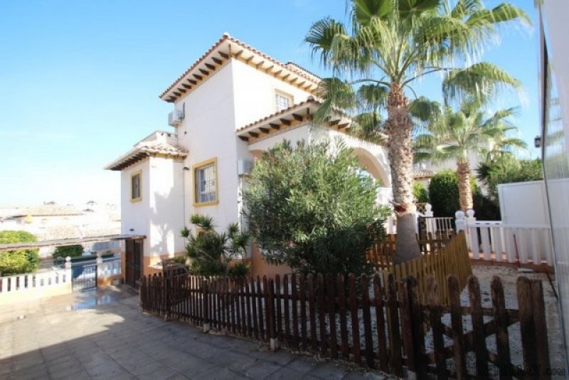 5 Bedrooms - Villa - Alicante - For Sale