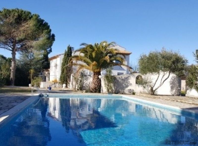 Villa With Pool and Outbuilding on 1..