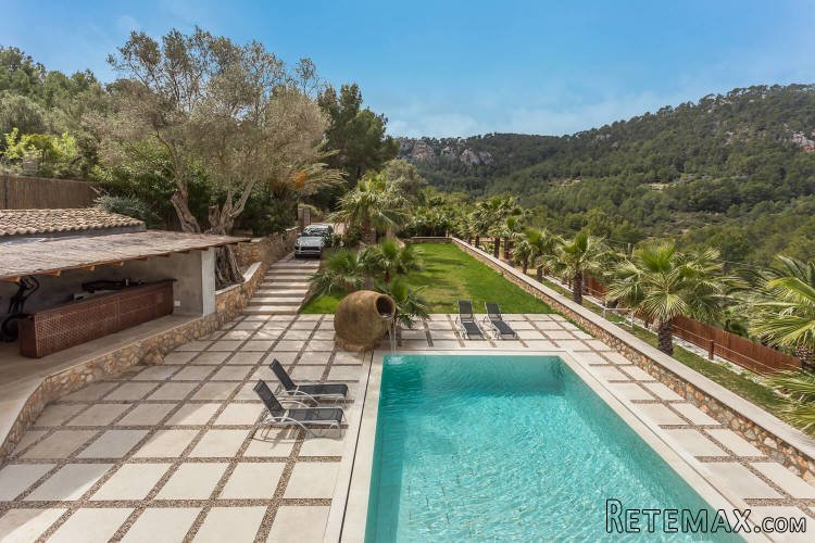 Unique country property fully renovated to the highest..