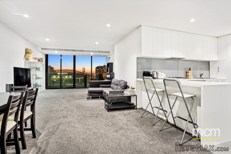 Enormous Space and Two Alfresco Areas!