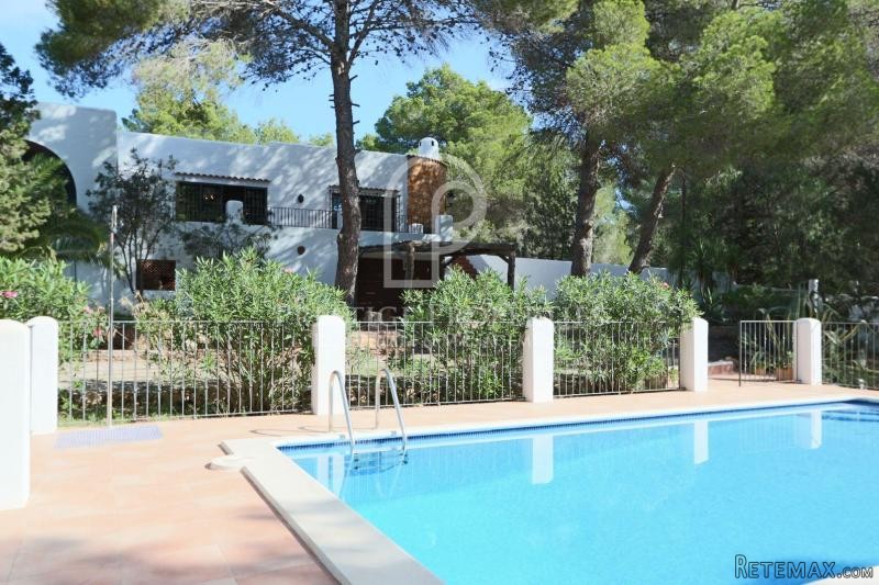 Spacious rustic house with large garden..