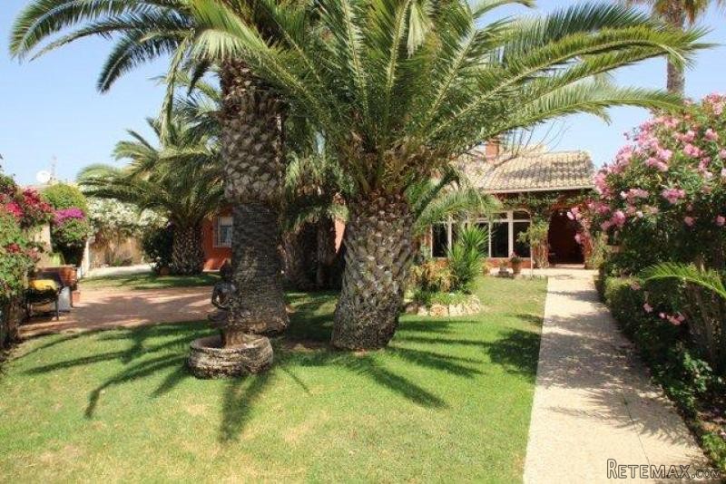 5 Bedrooms - Villa - Alicante - For Sale