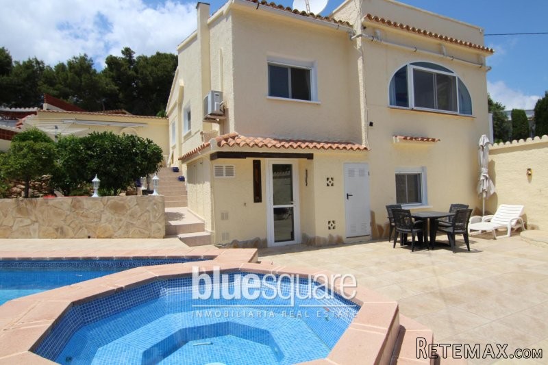 Renovated 4-bedrooms villa on 2 levels..