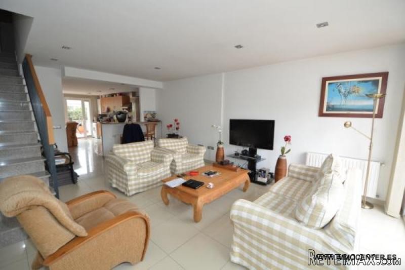 ROSES: Large duplex with private garage.. - 2