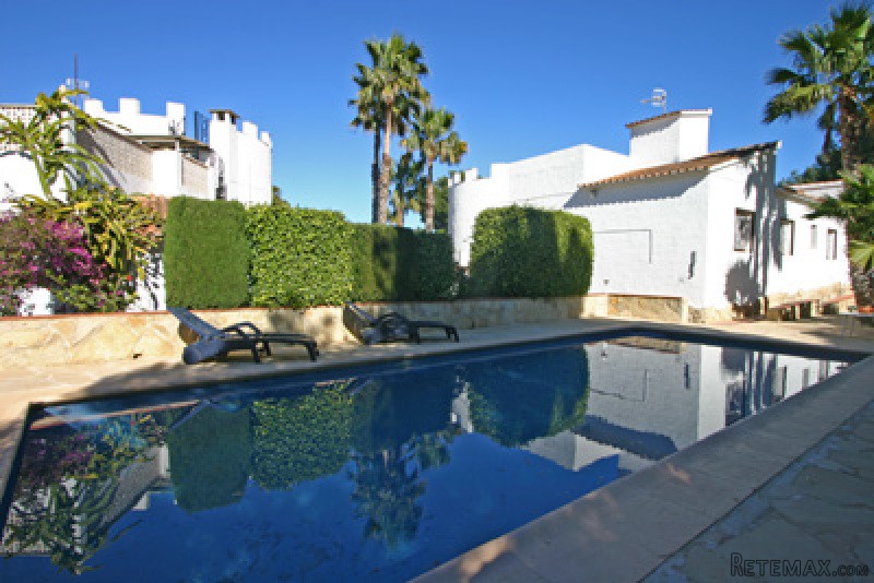 5 Bedrooms - Villa - For Sale
