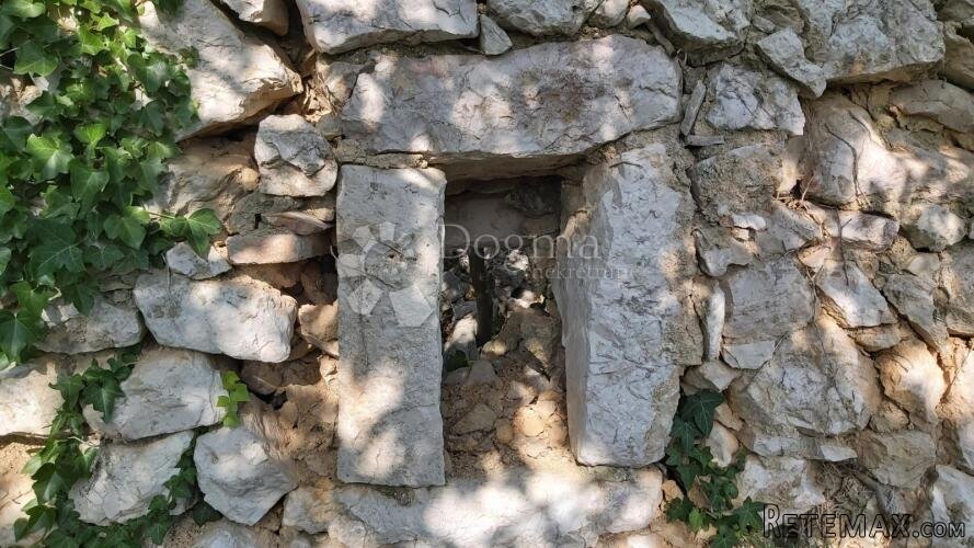 Zemljište sa tri ruševne kuće