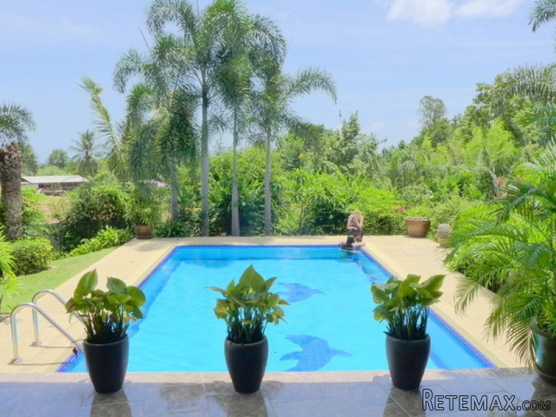 6 bedroom pool villa with great views..