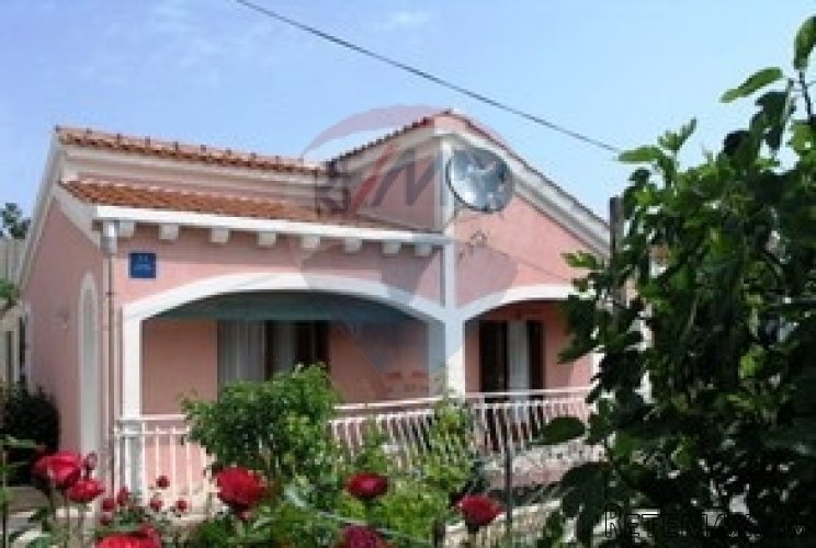 Otok Silba, dvije simpatične kuće sa puno zemlje