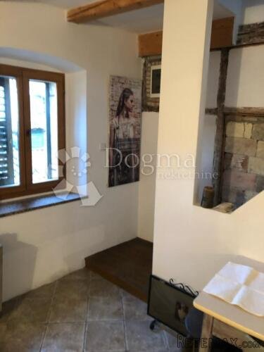 Prodaja renovirane kuće sa poslovnim prostorom u Cresu