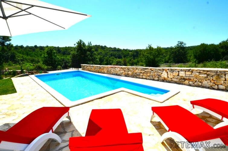 Istra, Rovinj, 9km, prizemnica s bazenom na 490 m2 okućnice