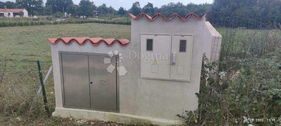 Građevinsko Zemljište s Dozvolom za Kuću s Bazenom