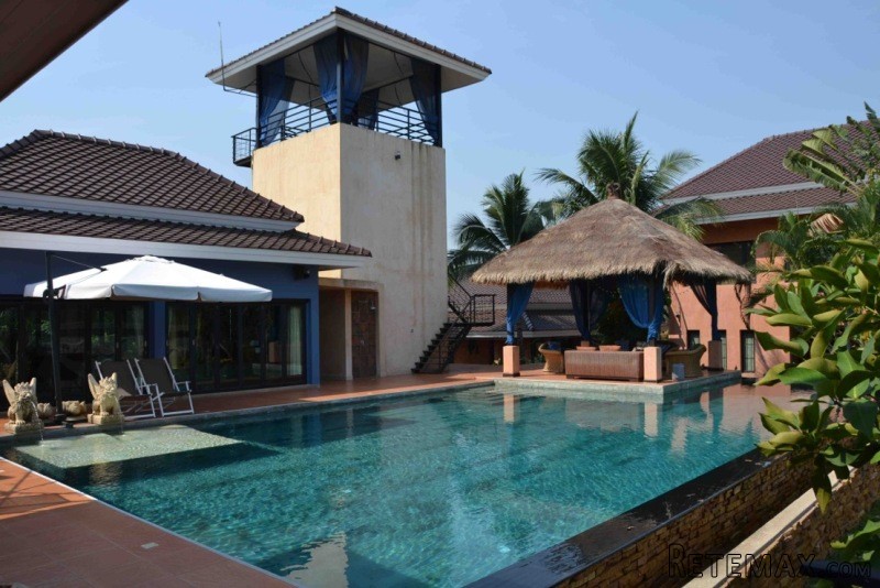 5 bedroom pool estate on 1.700 m2..