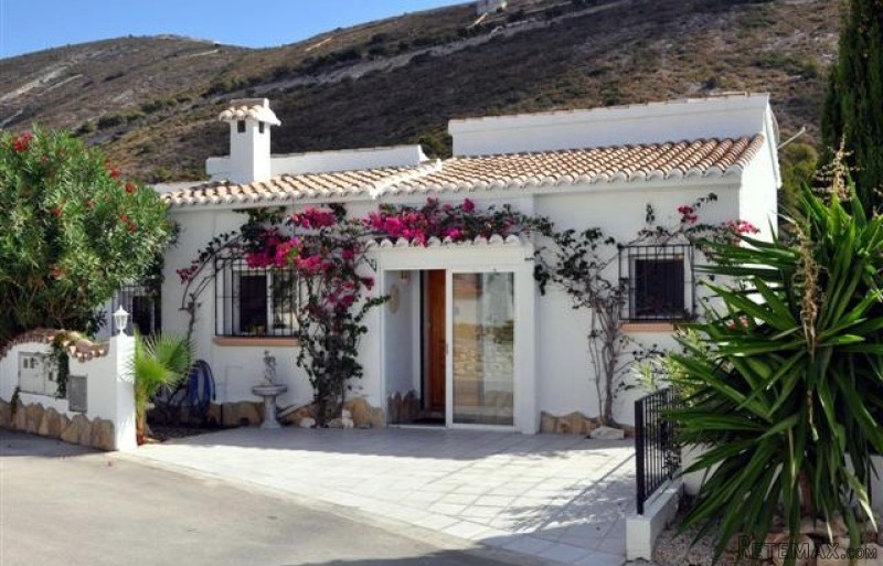 Tranquil And Charming 3 Bedroom 2..