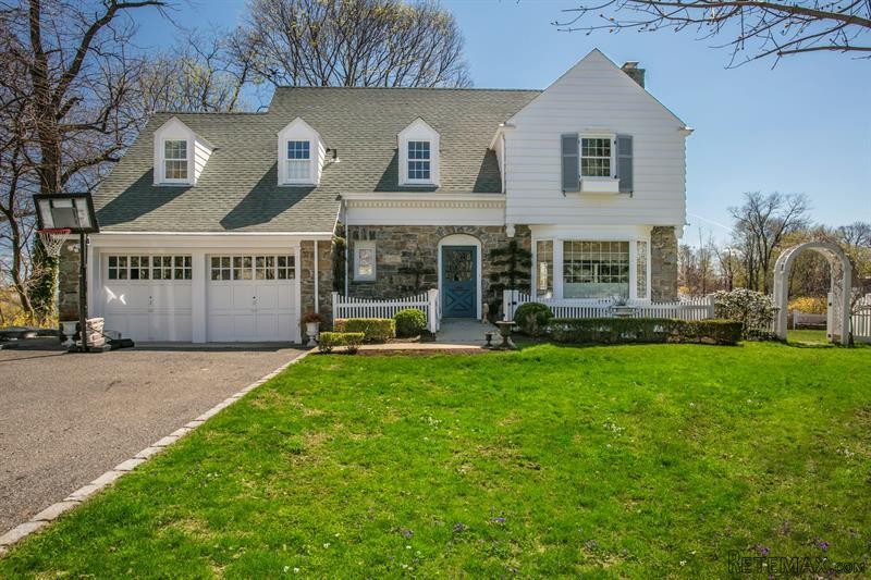 3 bedroom House For Sale: 1 Hilltop..