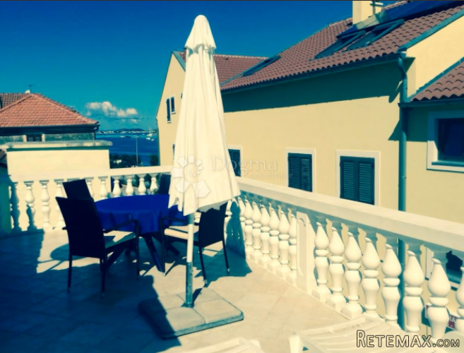 Kuća u Tisnom sa 3 apartmana, nekoliko metara od mora