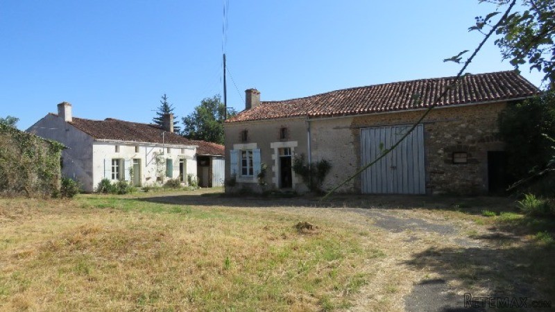 Farm cottages + barns + 7 acres.