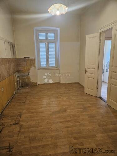Stan za renovaciju prvi red do mora!