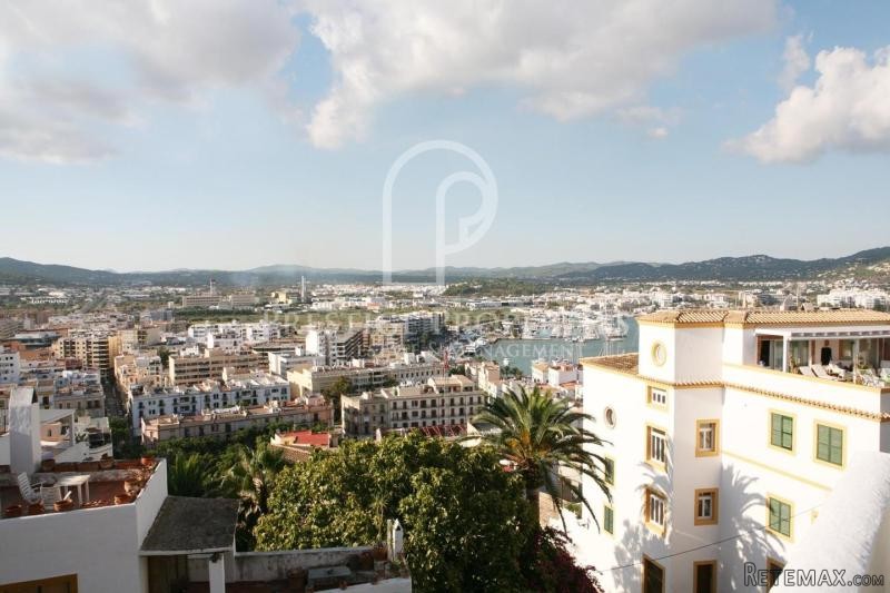 Duplex Dalt Vila Roman