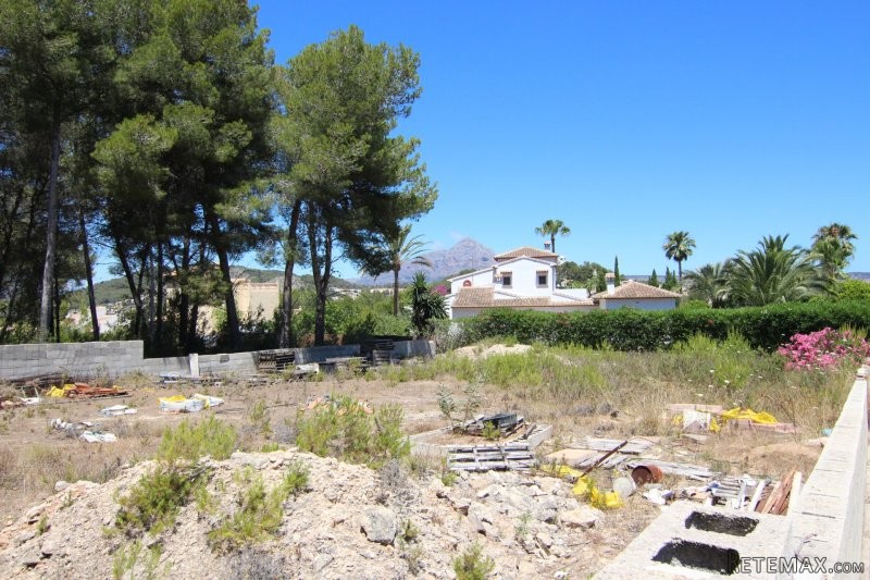 Flat plot with water and electricity in..