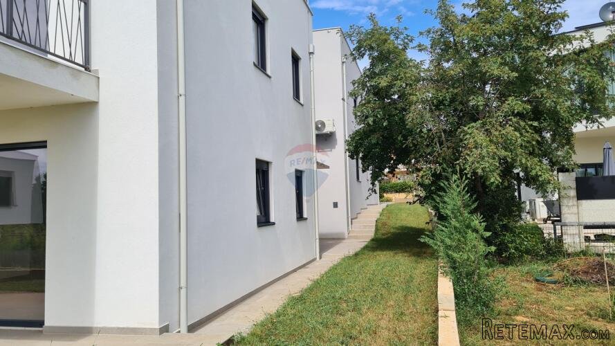 Poreč: Moderan stan 3 ss u prizemlju + dvorište 160 m2 - 2