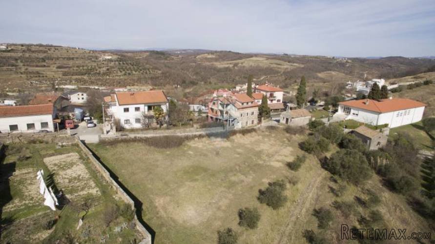 GRAĐEVNA PARCELA U MOMJANU