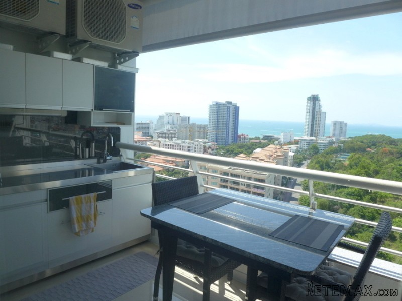 Modern 1-bedroom sea view condo on top..