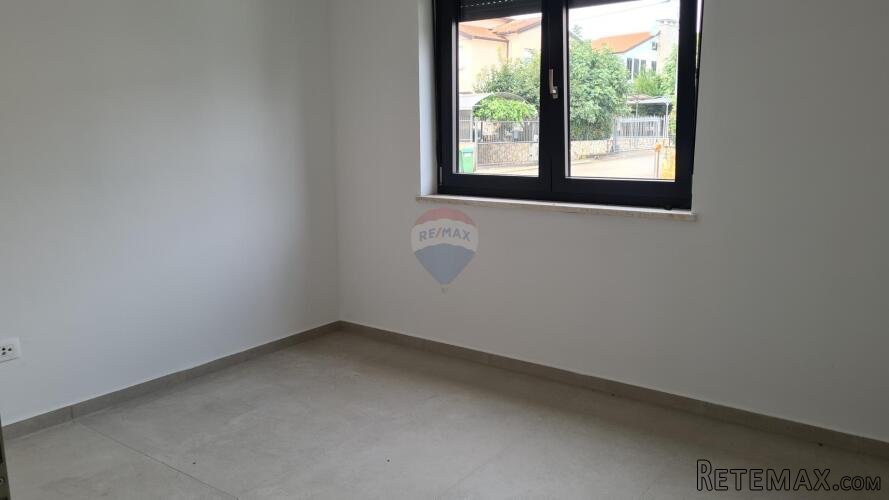 Poreč: Moderan stan 3 ss u prizemlju + dvorište 160 m2 - 9