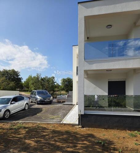Samostojeća nova vila s dva zasebna stana - novogradnja