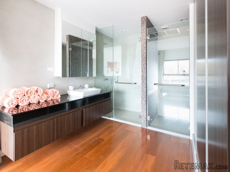 New 2-bedroom sea view condo at top..