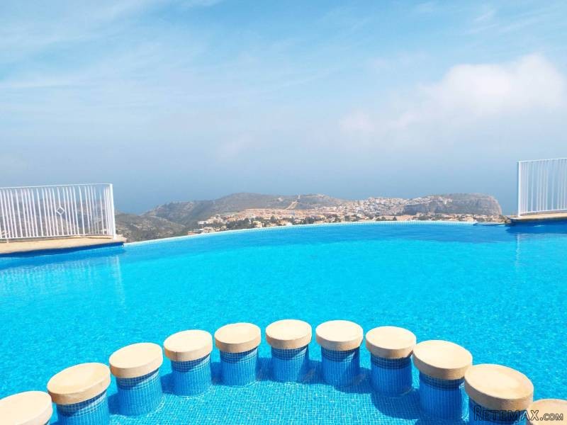 2 bedroom apartment with impressive sea..