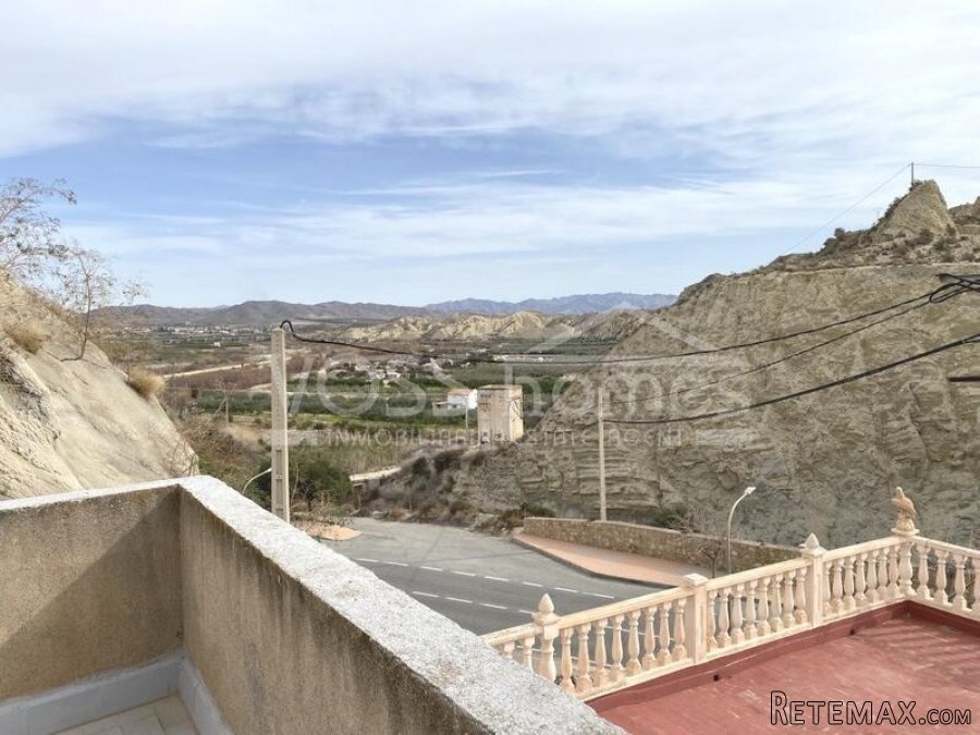 EXCLUSIVE FOR VOSS HOMES - A very interesting, 2 storey.. - 3