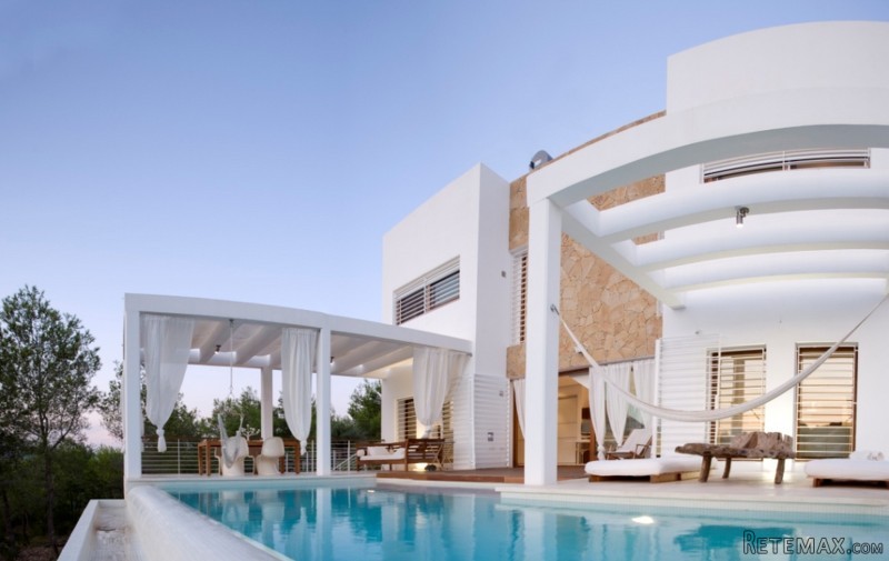 Luxury villa with project for a hotel
