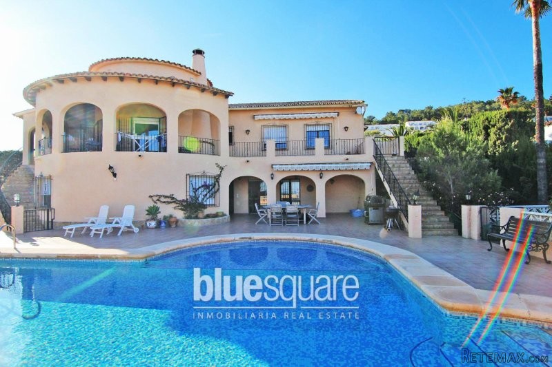 6-Bedroom villa with potential building..