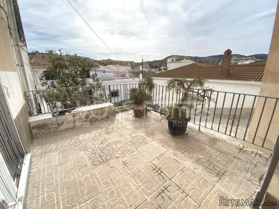 EXCLUSIVE FOR VOSS HOMES - A very interesting, 2 storey.. - 4