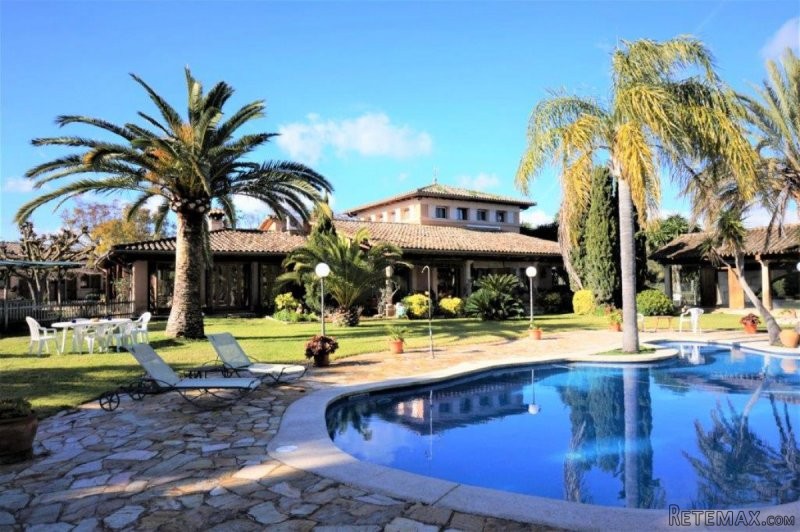 Great country estate with main house..