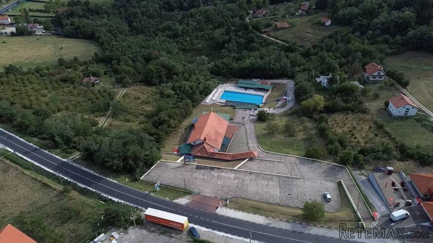 Na prodaju 1.40 hektara sa poslovnim kompleksom - 2