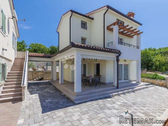 VILLA S BAZENOM, OKRUŽENA ZELENILOM, SVEGA 900 M OD MORA! La - 2