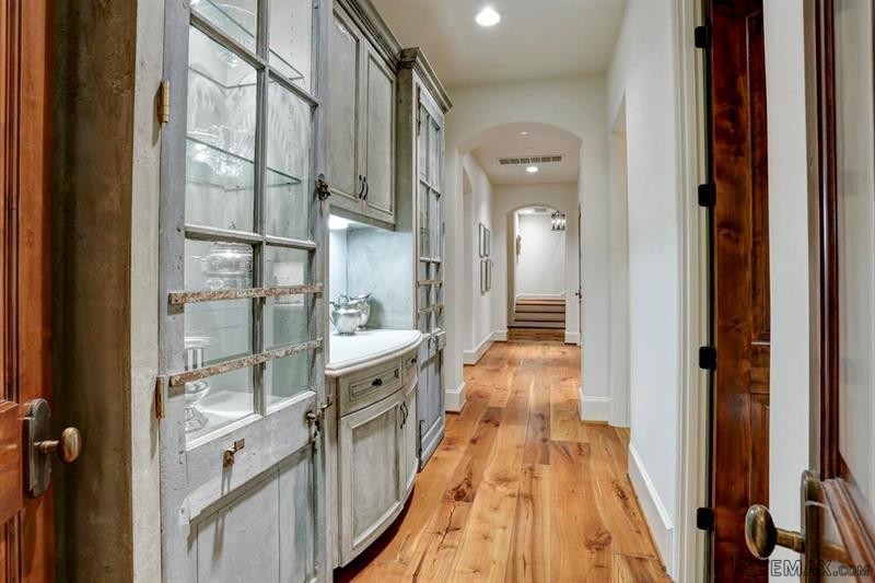 6 bedroom House For Sale: 5120 Valerie.. - 2