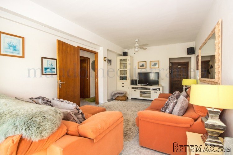 Lovely second floor apartment located on the second line of.. - 4