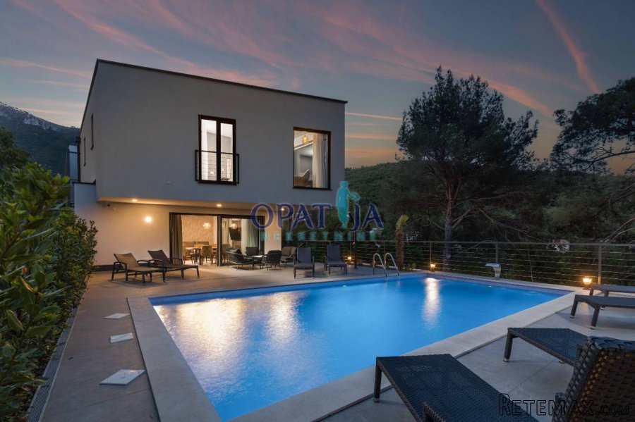 Opatija-Mošćenička draga dvojna villa sa bazenom 202 m2 - 2