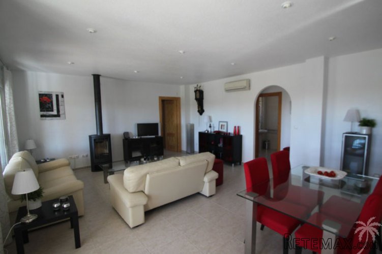 This luxurious, detached, south facing villa is located in.. - 2