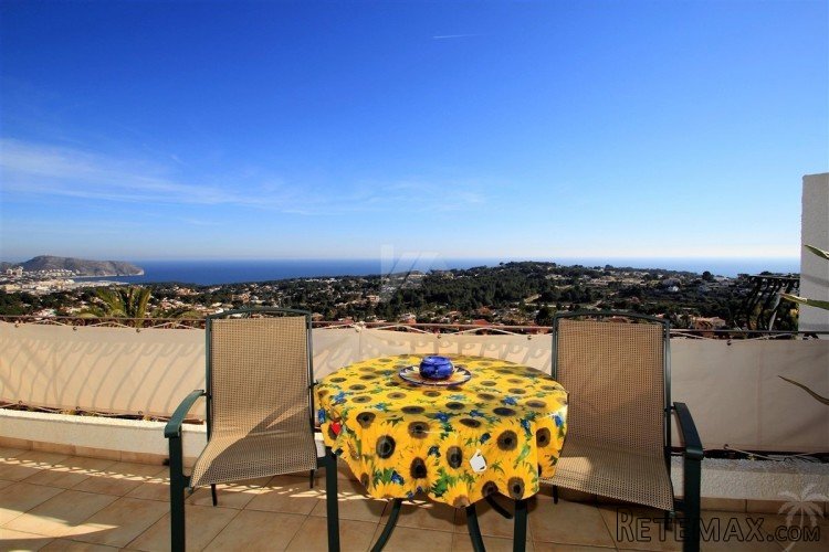 This immaculate sea view bungalow is distributed over two.. - 3
