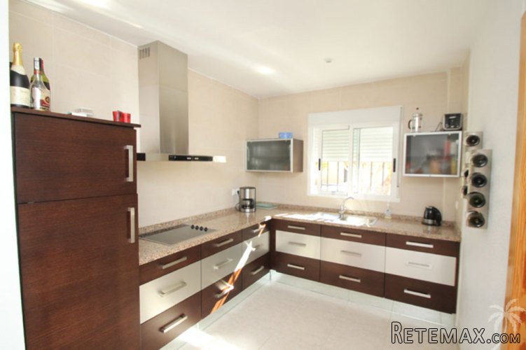 This luxurious, detached, south facing villa is located in.. - 3