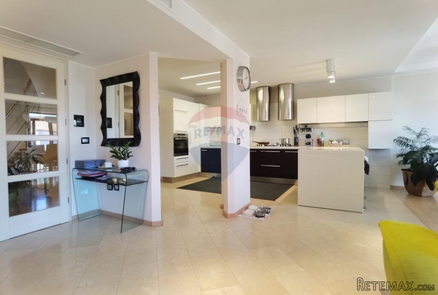 PULA, STAN 190 m2 + apartman 60m2 - 4