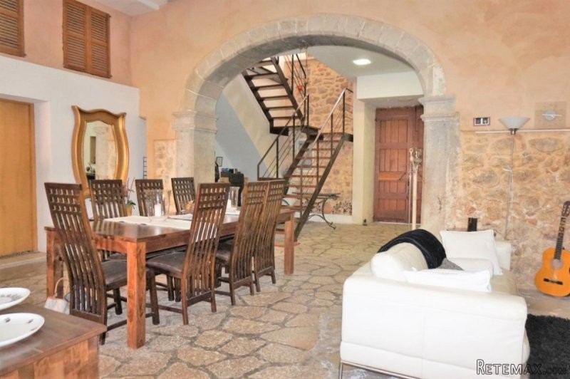 Refurbished manor house in the centre.. - 2